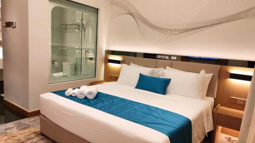 Pegawai Hotel | Outstanding Crystal Inn: Child-Friendly Hotel with High Ratings