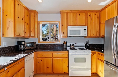 Fox Farm House | Crystal Lake Retreat by Destination Big Bear: Log Style Home! Game Table! Centrally Located in Fox Farm!