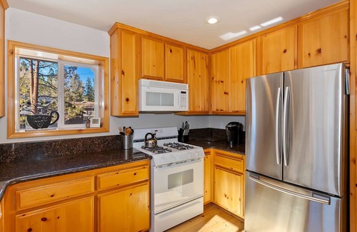 Fox Farm House | Crystal Lake Retreat by Destination Big Bear: Log Style Home! Game Table! Centrally Located in Fox Farm!