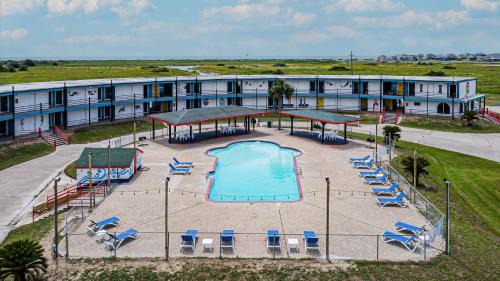 Crystal Beach Hotel | Oceanfront Crystal Palace Resort with Pool & Pet-Friendly Perks