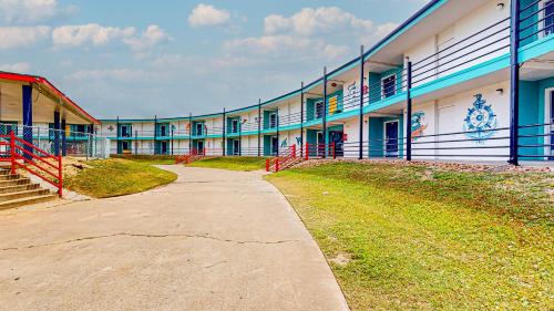 Crystal Beach Hotel | Oceanfront Crystal Palace Resort with Pool & Pet-Friendly Perks