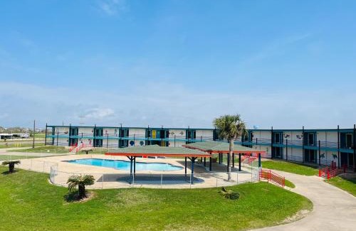 Crystal Beach Hotel | Oceanfront Crystal Palace Resort with Pool & Pet-Friendly Perks