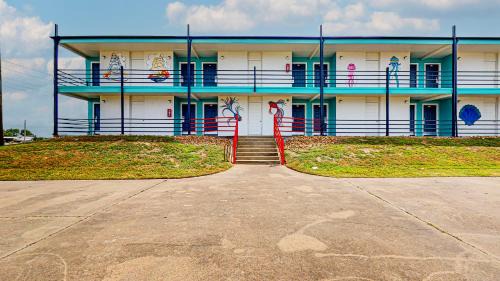 Crystal Beach Hotel | Oceanfront Crystal Palace Resort with Pool & Pet-Friendly Perks
