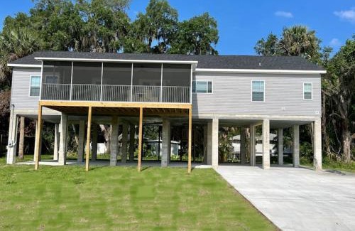 Crystal River House | Relax at Crystal River Highrise with Inviting Hot Tub Features