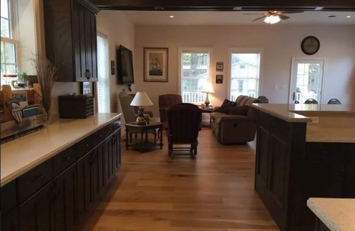 Springboro House | Elegant Crystal Run Suites: Pool, Restaurant & Family-Friendly