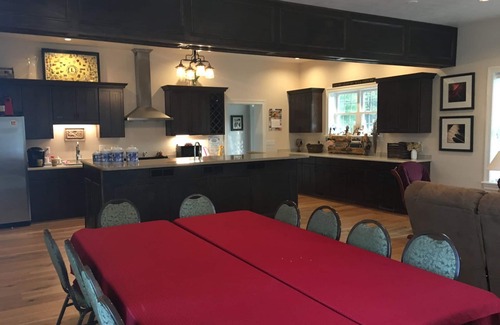 Springboro House | Elegant Crystal Run Suites: Pool, Restaurant & Family-Friendly