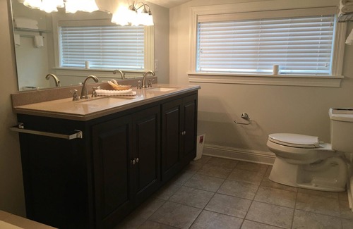 Springboro House | Elegant Crystal Run Suites: Pool, Restaurant & Family-Friendly
