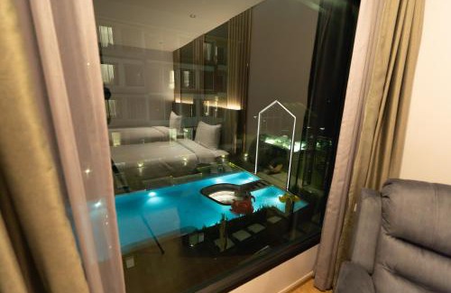 Srisa Chorakhe Noi Hotel | Elegant Crystal Srivaree Suvarnabhumi Hotel with Pool