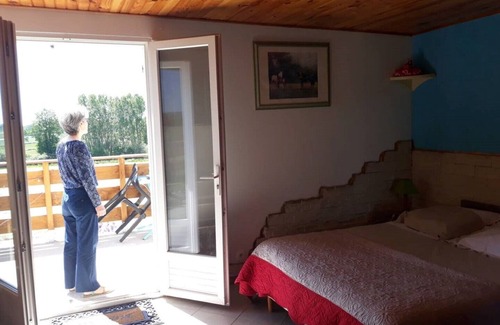 Target Apartment | Discover Crystal Singing Gite with Spa and Family-Friendly Amenities