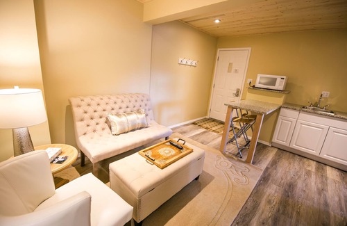 East Kootenay Hotel | Crystal Springs Lodge: Family-Friendly Retreat with Breakfast
