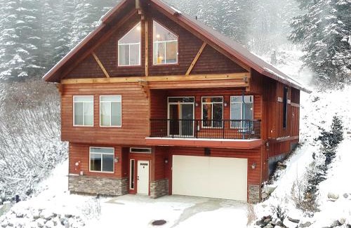 Sandpoint House | Relax at Crystal Springs Chalet with Hot Tub Amenities