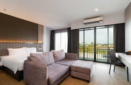 Srisa Chorakhe Noi Hotel | Discover Crystal Srivaree Suvarnabhumi Hotel with Pool & Spa