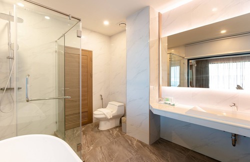 Srisa Chorakhe Noi Hotel | Discover Crystal Srivaree Suvarnabhumi Hotel with Pool & Spa