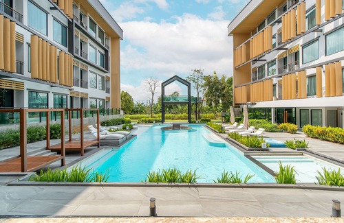 Srisa Chorakhe Noi Hotel | Discover Crystal Srivaree Suvarnabhumi Hotel with Pool & Spa