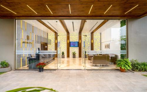 Vadakara Hotel | Inviting Crystal Suites: Family-Friendly with Pool Access