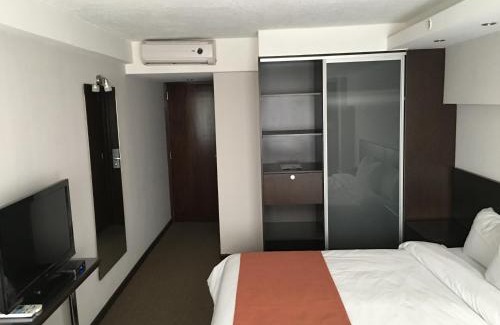 Centro Hotel | Discover Crystal Tower: 4-Star Comfort with Hot Tub & Breakfast