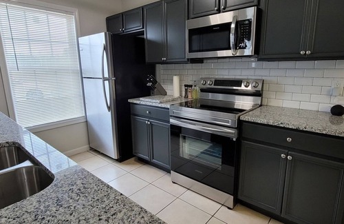 Florence House | Inviting Crystal Townhouse Near MUSC & Mcleod Hospital