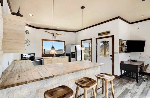 Alpine House | Modern-Rustic Crystal Valley Cabin with Exceptional Amenities