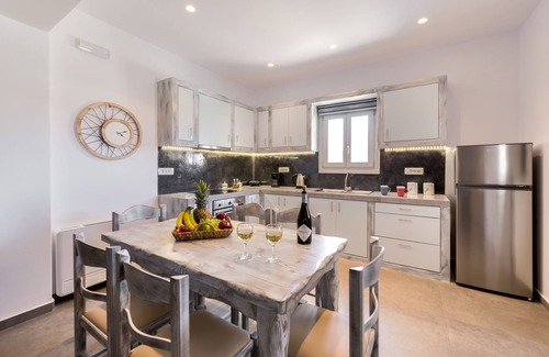 Messaria Apartment | Elegant Crystal Villas Santorini: Pool & Family-Friendly Stay