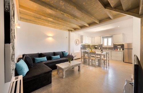 Messaria Apartment | Elegant Crystal Villas Santorini: Pool & Family-Friendly Stay