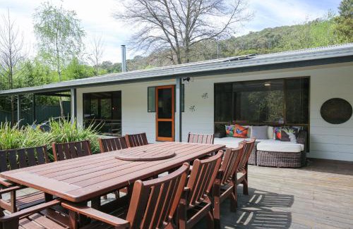 Porepunkah House | Pet-Friendly Crystalbrook Cottage with Top Guest Ratings