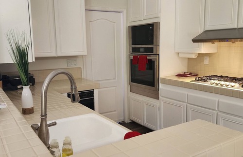 Simi Valley Bed & Breakfast | Family-Friendly Stay at Revelation Hotel with Breakfast Included
