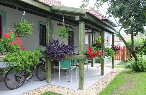 Cered House | Discover Csengettyűs Vendégház: Family-Friendly Retreat