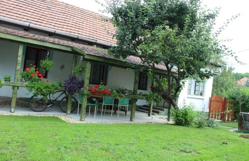 Cered House | Discover Csengettyűs Vendégház: Family-Friendly Retreat