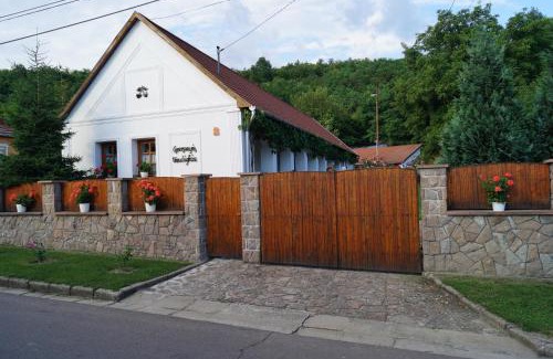 Szomolya Apartment | Inviting Cseresznyés Vendégház: Pet Friendly Retreat with Hot Tub