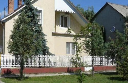 Cserkeszolo Apartment | Cozy Cserke Gyöngye Apartman with Ocean Views & Family Amenities