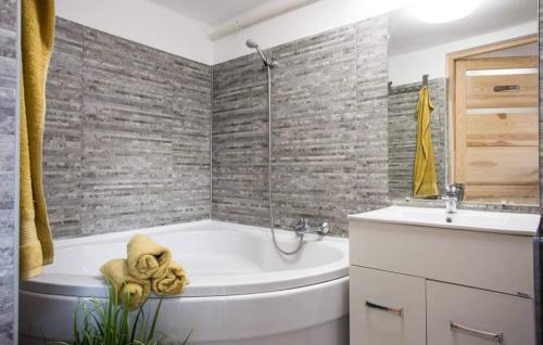 Pecs House | Family-Friendly Csigaház Apartman with Hot Tub & Comfort