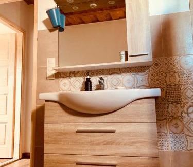 Balatonendred Apartment | Csigevár Birtok: Pet-Friendly Retreat with Hot Tub & Breakfast