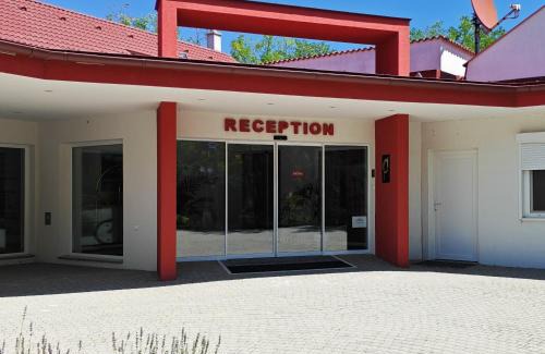 Csolyospalos Hotel | Experience Csipkerozsa Parkhotel: 4-Star Comfort Awaits