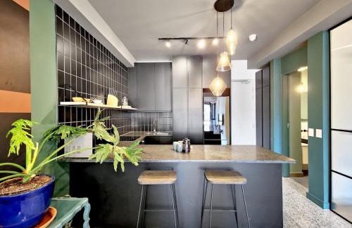 Cape Town City Centre Apartment | Elegant CTICC Hotel: Fast Wifi, Pool & 4-Star Comfort