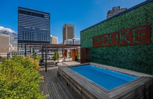 Cape Town City Centre Apartment | Elegant CTICC Hotel: Fast Wifi, Pool & 4-Star Comfort