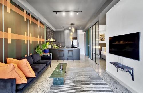 Cape Town City Centre Apartment | Elegant CTICC Hotel: Fast Wifi, Pool & 4-Star Comfort