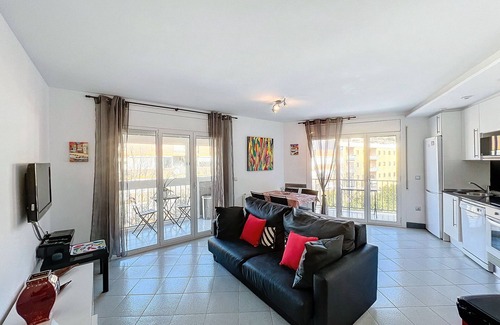 Roses Town Center Apartment | Bright Cuana 3 6 Apartment Steps from the Beach