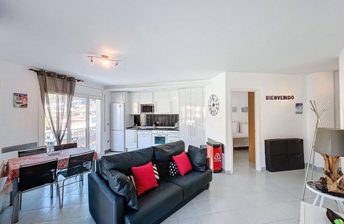 Roses Town Center Apartment | Bright Cuana 3 6 Apartment Steps from the Beach