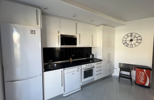 Roses Town Center Apartment | Bright Cuana 3 6 Apartment Steps from the Beach