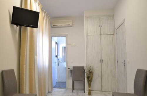 Piedrabuena House | Discover Cuatro Caminos: Family-Friendly with Pool & Dining