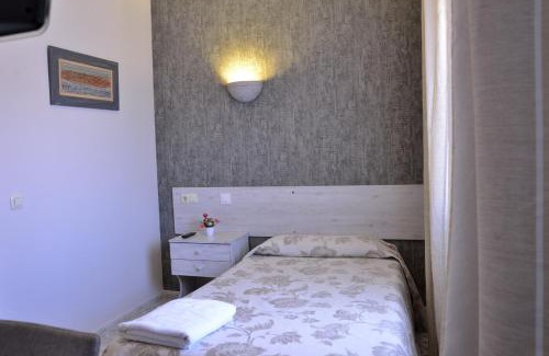 Piedrabuena House | Discover Cuatro Caminos: Family-Friendly with Pool & Dining