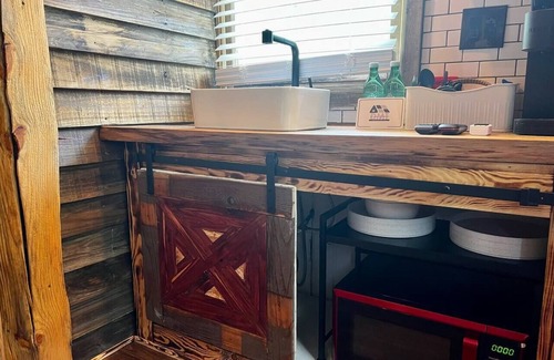 Hot Springs Cabin | Pet-Friendly Cub Cabin Bunkhouse with Breakfast Included