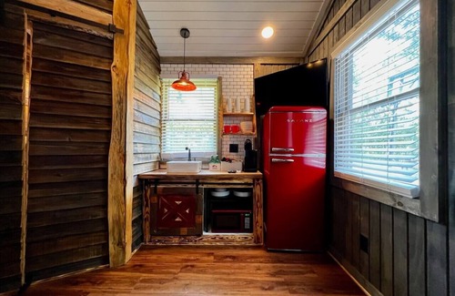 Hot Springs Cabin | Pet-Friendly Cub Cabin Bunkhouse with Breakfast Included