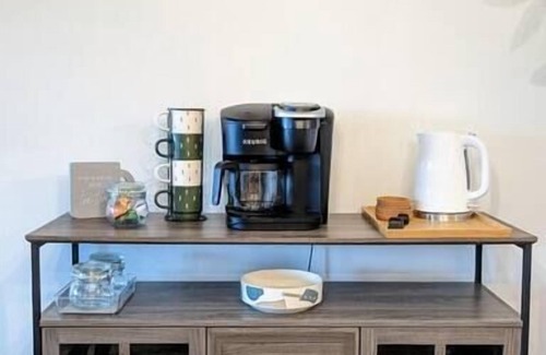 Forest City House | Cozy Cub Lake House Retreat with Breakfast & Family Amenities