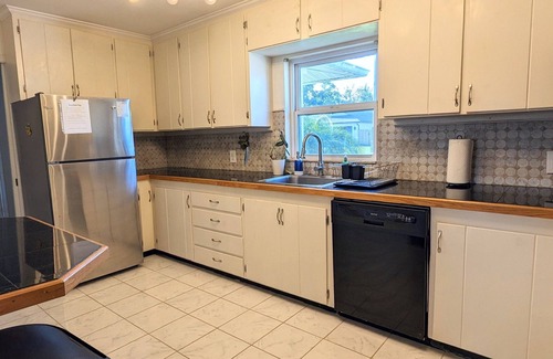 Forest City House | Cozy Cub Lake House Retreat with Breakfast & Family Amenities