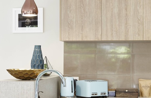 Bright House | Modern Cuballa: Pet-Friendly Oasis with Ocean Views