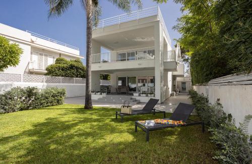 Mondello Villa | Elegant Cube 67 Villa: Child-Friendly Stay, Rated 9.8/10