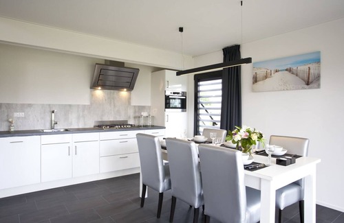 Nijkerk House | Experience Cube Elite Plus 6 with Spa and Lake Views