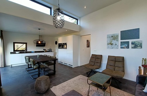 Otterlo House | Experience Cube Elite Plus 6 with Pool and Lake Views