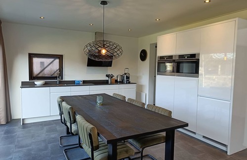 Otterlo House | Experience Cube Elite Plus 6 with Pool and Lake Views